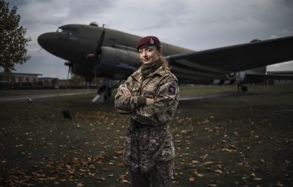 Картинка Девушка, Британия, Солдат, Douglas C-47 Skytrain, Dakota, Дакота, Военно-транспортный самолет, Military transport aircraft