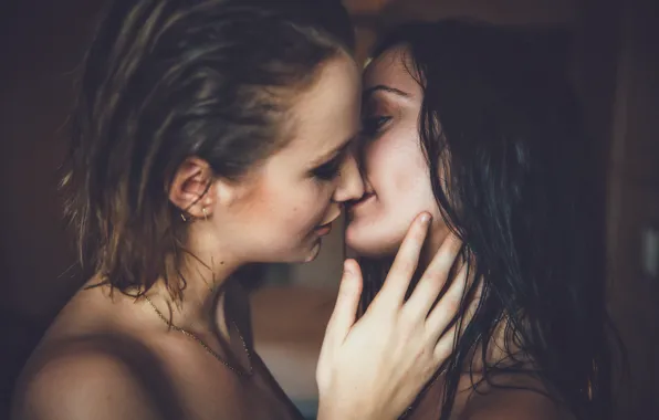 Любовь, страсть, поцелуй, две девушки