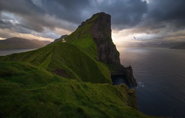 Картинка пейзаж, закат, тучи, природа, океан, скалы, маяк, Фарерские острова