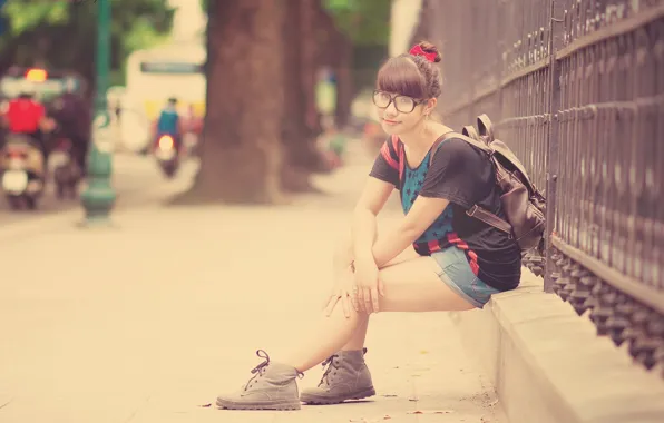 Картинка girl, shorts, brunette, glasses