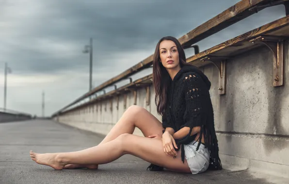 Картинка лицо, модель, волосы, шорты, ножки, сидит