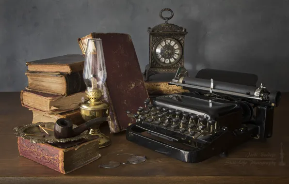 Часы, книги, лампа, трубка, очки, печатная машинка, натюрморт