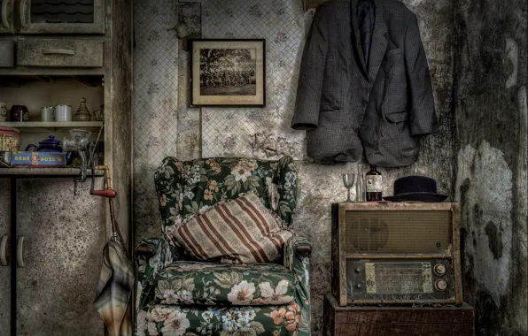 Старина, кресло, зонт, пиджак, радиоприёмник, мясорубка