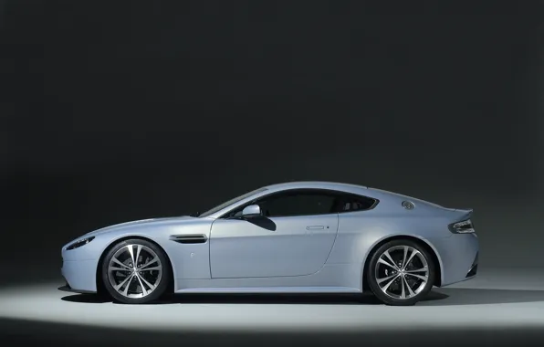 Картинка Aston Martin, Машина, Фон, Фары, Диски, V12, Колёса, Sport Car
