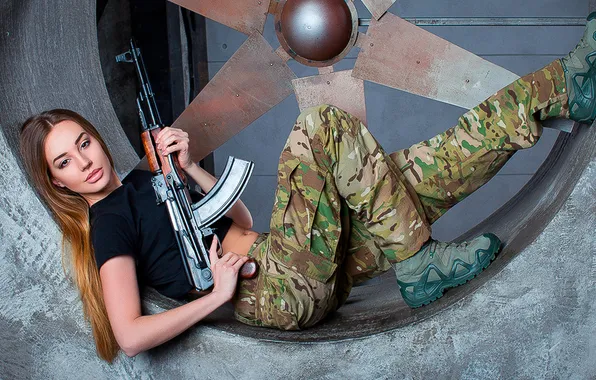 Картинка weapon, woman, young, beautiful, uniform, machine gun