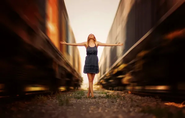 Картинка девушка, скорость, поезда, насыпь