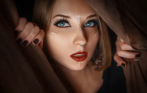 Обои взгляд девушка лицо портрет руки макияж помада ткань губки голубые глаза маникюр 