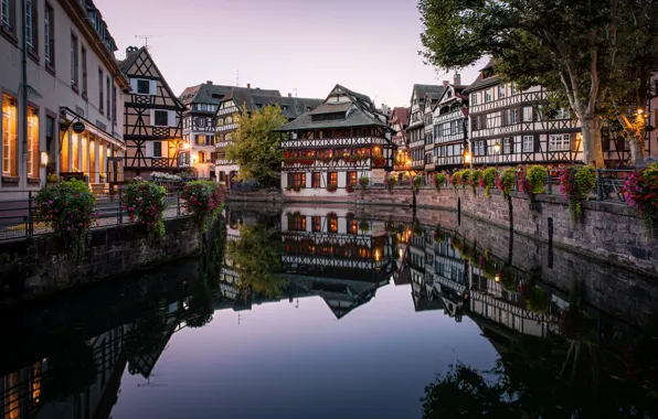 Цветы, отражение, Франция, здания, дома, канал, набережная, Страсбург
