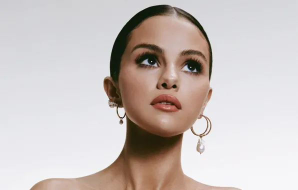 Взгляд, модель, портрет, серьги, актриса, певица, светлый фон, model