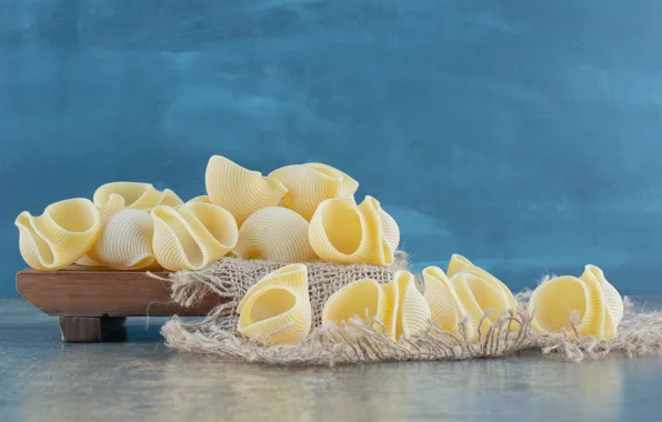 Голубой фон, рожки, макароны