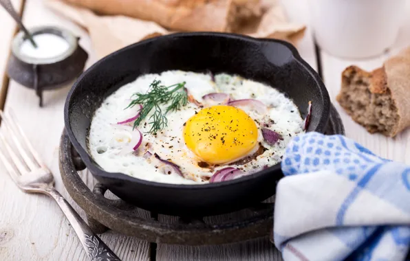 Картинка яйцо, лук, укроп, хлеб, яичница, специи, сковорода