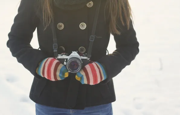 Картинка зима, полоски, камера, фотоаппарат, пальто, варежки