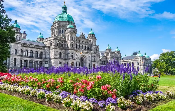 Картинка облака, цветы, British Columbia, клумба, голубое небо, Британская Колумбия, Parliament Buildings, здания парламента