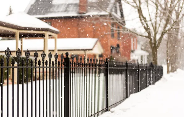 Картинка зима, снег, деревья, снежинки, природа, забор, дома, ограда