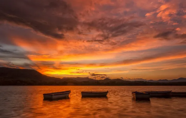 Закат, озеро, лодки