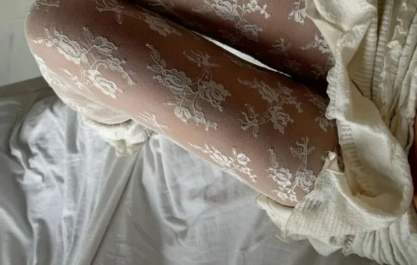 Девушка, колготки, белое платье, стройные ножки