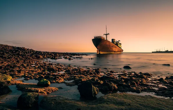 Море, побережье, старое судно