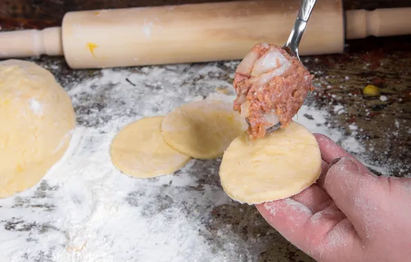 Стол, ложка, ручки, тесто, пельмени, скалка, фарш, стряпня
