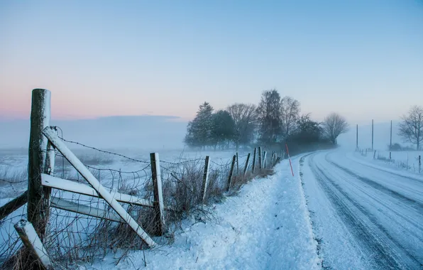 Картинка дорога, снег, забор, утро