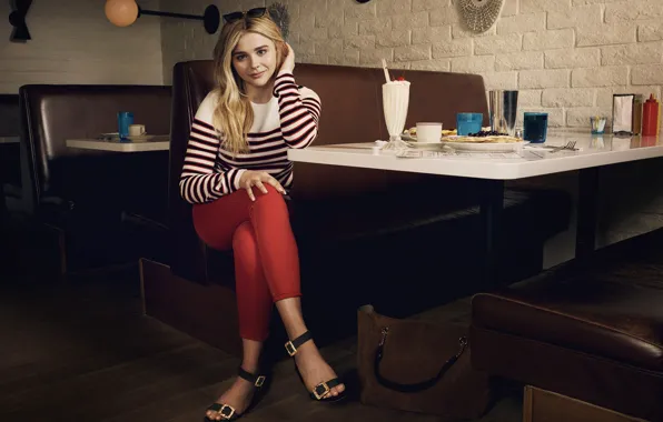 Взгляд, девушка, кафе, сумка, кофта, Chloe Grace Moretz