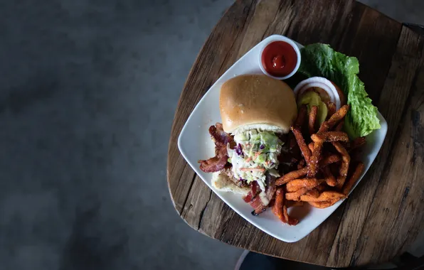 Hamburger, sauce, fries