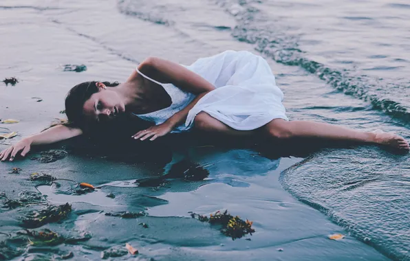 Картинка girl, beach, dress, lips, hair, lying down