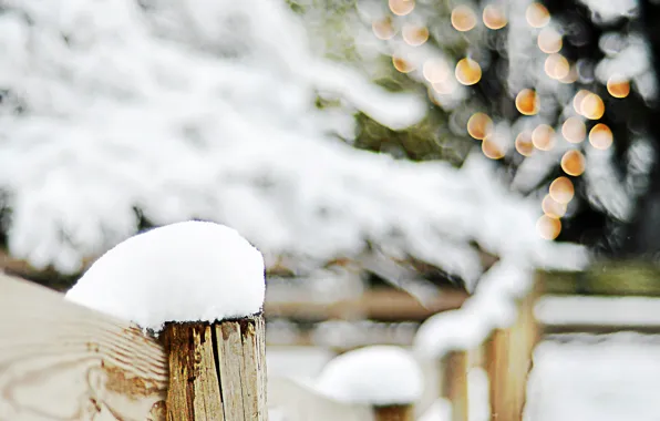 Картинка зима, снег, деревья, ветки, огни, забор, размытость, деревянный