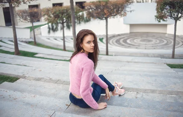 Картинка взгляд, девушка, фото, спина, джинсы, лестница, сидит, свитер