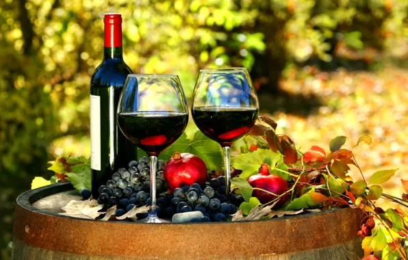 Картинка осень, листья, вино, красное, бутылка, бокалы, виноград, бочка