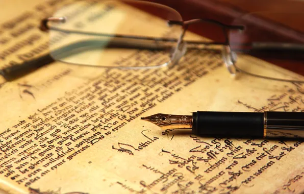 Бумага, очки, ручка, манускрипт