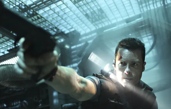 Взгляд, поза, оружие, Lockout, Гай Пирс, Сноу, Guy Pearce, фантастический боевик