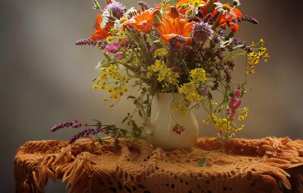 Картинка цветы, стол, лилии, ваза, скатерть, васильки
