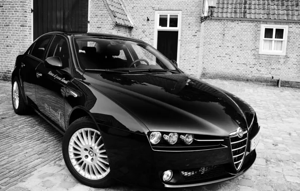 Чёрный, Alfa Romeo, итальянский, на брусчатке