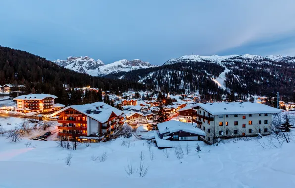 Картинка снег, горы, город, здания, дома, вечер, Альпы, Италия