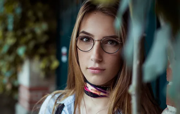 Картинка девушка, крупный план, лицо, портрет, макияж, очки, прическа, веснушки