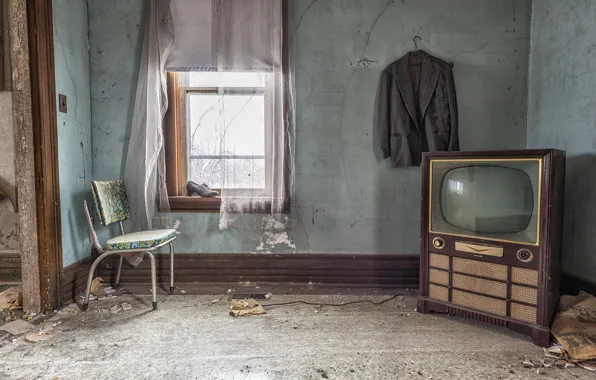 Телевизор, окно, стул