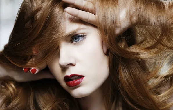 Картинка девушка, лицо, волосы, руки, актриса, красные губы, Amy Adams