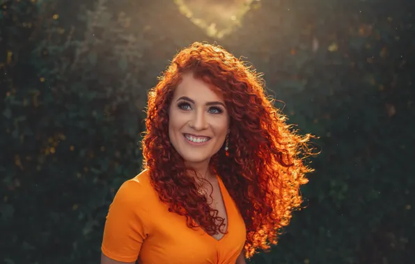 Взгляд, улыбка, серьги, рыжие волосы, red hair, smile, look, зеленая листва