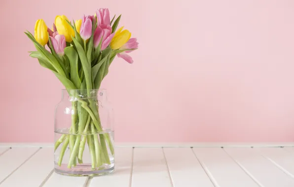Стол, весна, тюльпаны, ваза, розовый фон, желтые тюльпаны, розовые тюльпаны