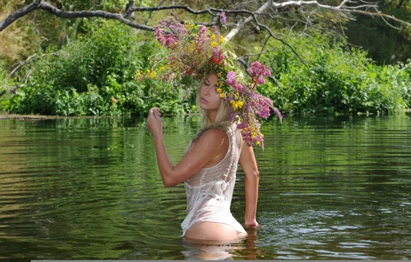Картинка лето, девушка, цветы, озеро, пруд, мокрая, блондинка