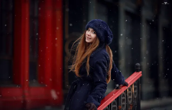 Картинка взгляд, девушка, снег, поза, улыбка, настроение, шапка, перила