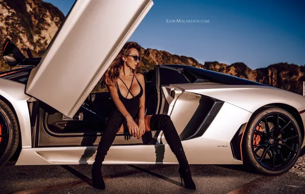 Картинка машина, авто, грудь, девушка, поза, ноги, сапоги, Lamborghini