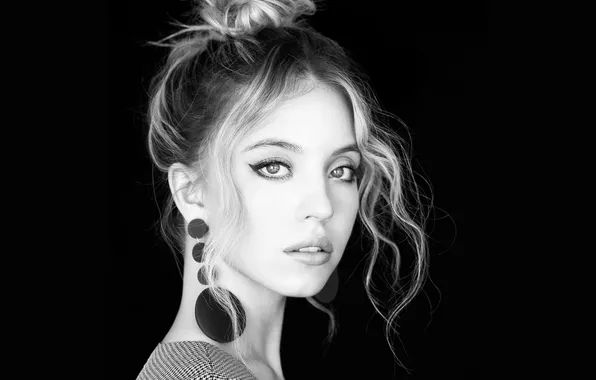 Взгляд, портрет, актриса, фон black, Sydney Sweeney, Сидни Суини