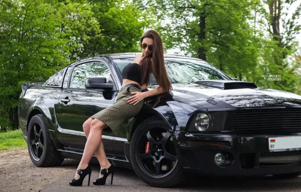 Картинка Девушки, очки, Ford Mustang, красивая девушка, позирует, чёрный авто