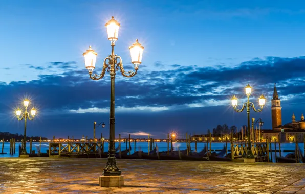 Картинка тучи, пристань, вечер, освещение, площадь, фонари, Италия, Венеция