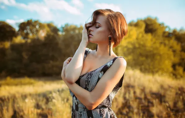 Картинка солнце, деревья, поза, модель, портрет, руки, макияж, платье