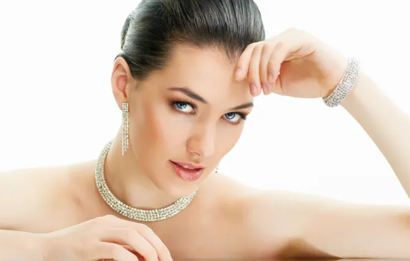 Картинка взгляд, девушка, серьги, ожерелье, браслет, шатенка