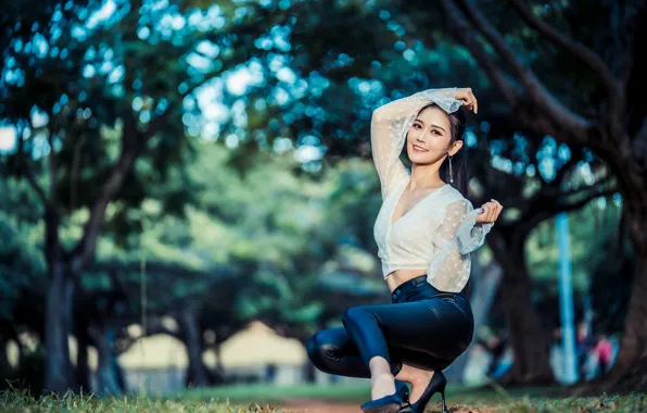 Деревья, поза, улыбка, позитив, жест, trees, smile, pose