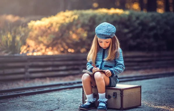 Картинка девочка, блокнот, чемодан, Young Travelers