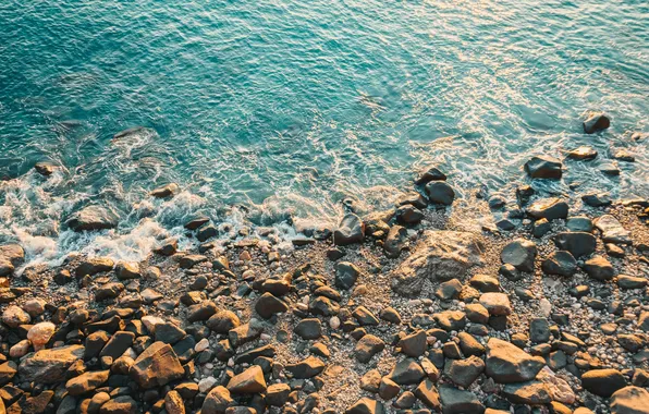 Море, волны, пена, галька, камни, берег, лазурь, солнечный свет